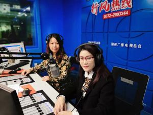 血透中心俞佩华主任走进FM105《养生有道》栏目，面对面为听众详述血透那些事儿。