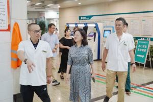 勇担健康使命，铸就时代新功 南太湖新区管委会领导来院开展医师节慰问